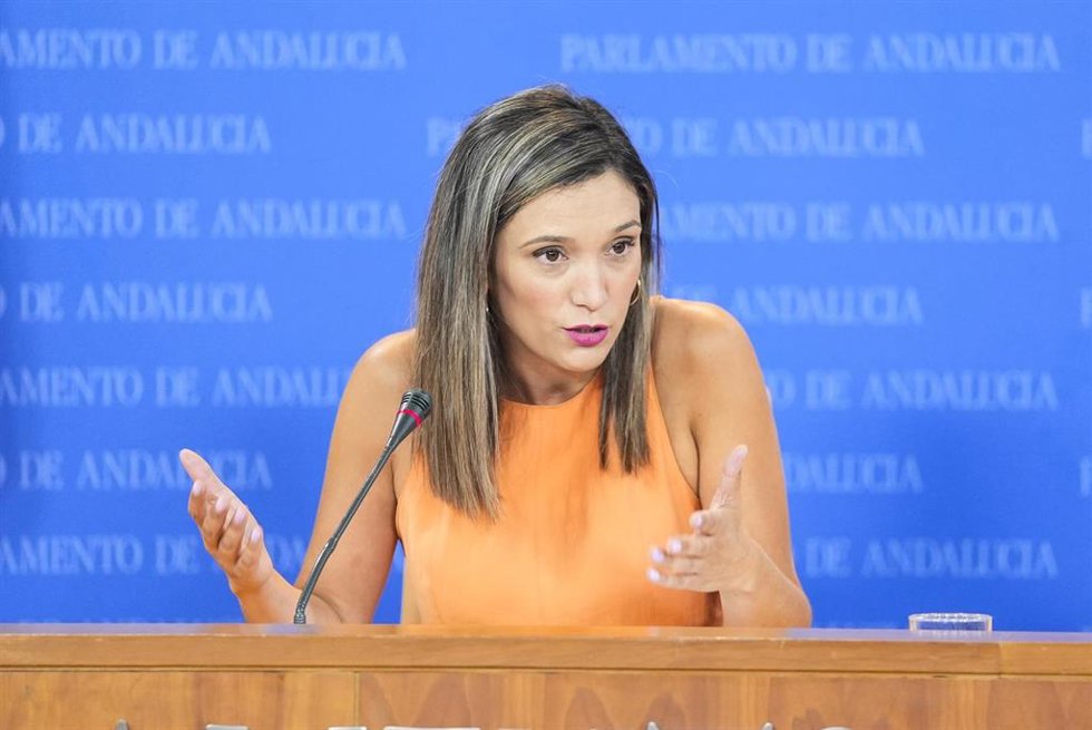 La portavoz adjunta del Grupo Parlamentario Socialista, María Márquez, durante la ronda de ruedas de prensa de portavoces de los grupos parlamentarios en el Parlamento de Andalucía. A 8 de julio de 2026 en Sevilla (Andalucía, España). Los portavoces de lo