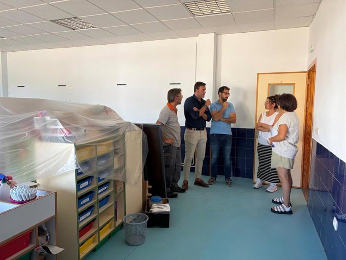 El concejal de Educación, Jorge Suárez, visita el CEIP Castra Caecilia, donde se está llevando a cabo la pintura del interior de cara al próximo curso