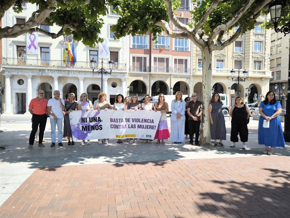 Una concentración en Logroño recuerda a las dos últimas mujeres asesinadas por violencia machista en España