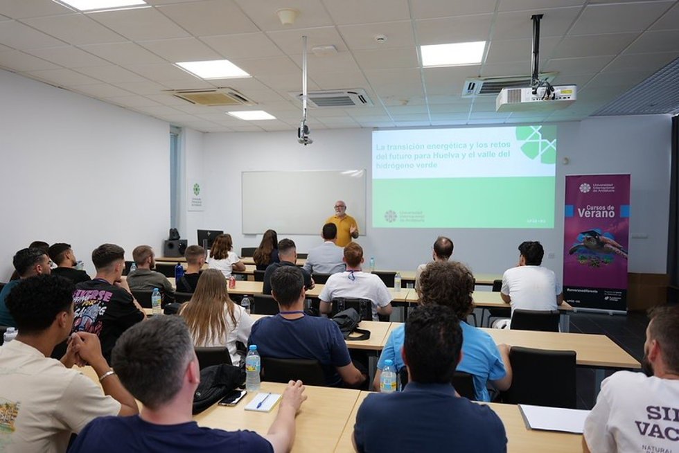 El ingeniero y experto del sector industrial Rafael Romero dando clases en el curso 'Transición energética y los retos del futuro para Huelva y el valle del Hidrógeno Verde