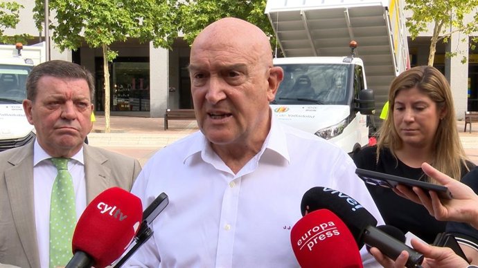 El alcalde de Valladolid, Jesús Julio Carnero, atiende a los medios de comunicación.