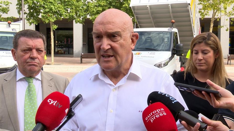 El alcalde de Valladolid, Jesús Julio Carnero, atiende a los medios de comunicación.