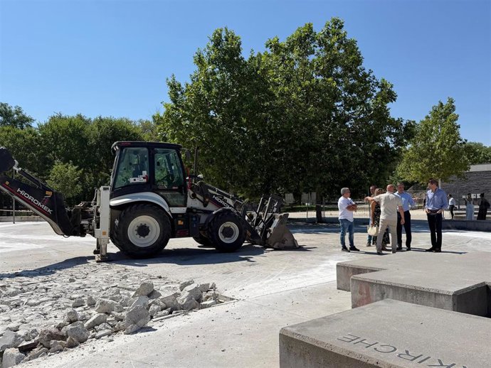 El alcalde de Salamanca y la concejala de Medio Ambiente, en su visita a las obras del parque de Würzburg.