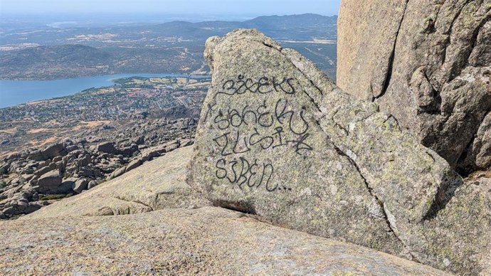 La Comunidad inicia una campaña de limpieza de pintadas en La Pedriza