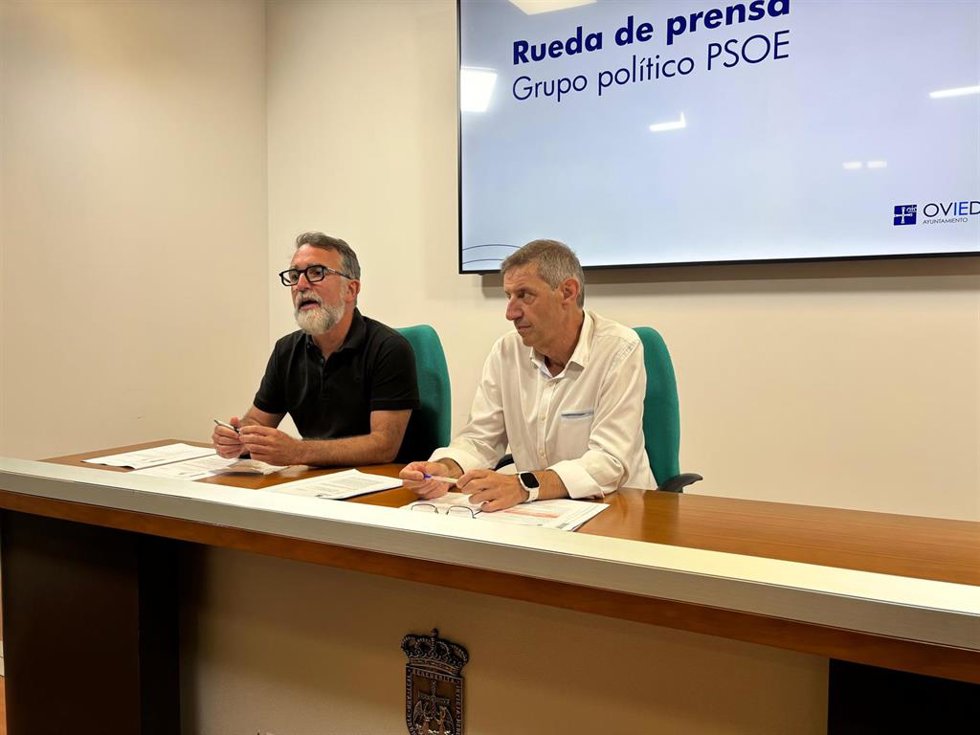 El portavoz del Grupo Municipal Socialista en el Ayuntamiento de Oviedo, Carlos Fernández Llaneza, y el concejal Juan Álvarez