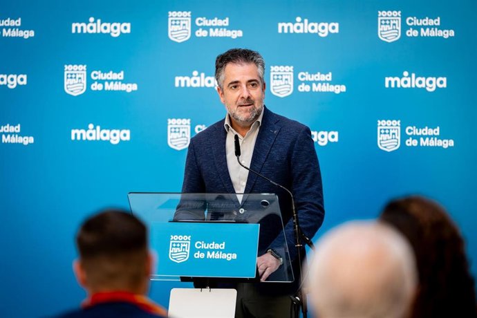 El concejal delegado del distrito Este, Carlos Conde, en rueda de prensa