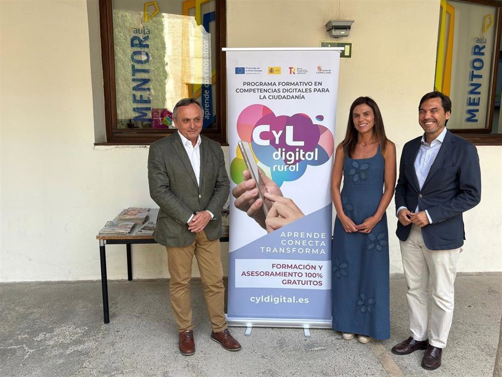 El viceconsejero de Transformación Digital e Inteligencia Artificial, Luis Enrique Ortega, junto a otras personas en el centro asociado de CyL Digital en Medina del Campo (Valladolid).