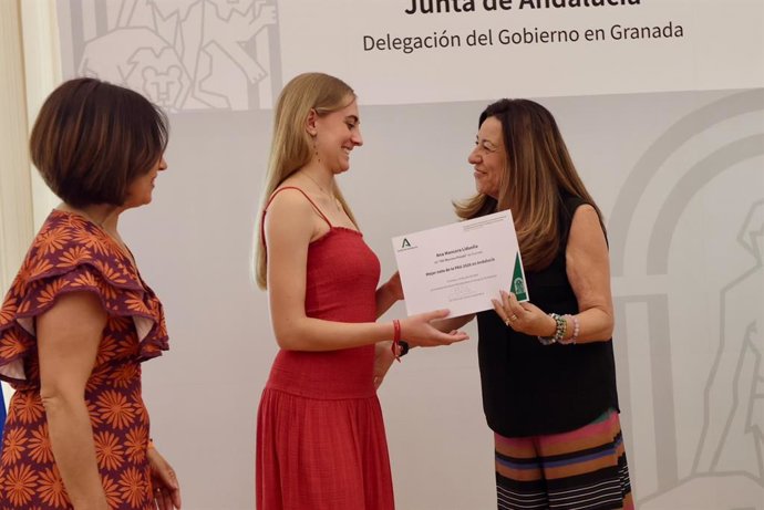 La consejera de Desarrollo Educativo y Formación Profesional en funciones, María del Carmen Castillo, junto a la estudiante Ana Mancera, que ha obtenido un 14 en la PAU.