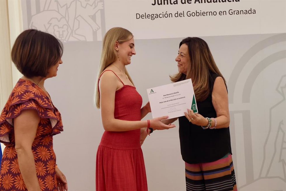 La consejera de Desarrollo Educativo y Formación Profesional en funciones, María del Carmen Castillo, junto a la estudiante Ana Mancera, que ha obtenido un 14 en la PAU.