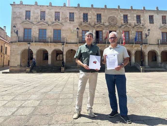 Juan Antonio Palomar (izda) y Carlos Vallejo presentan alegaciones a la Zona de Bajas Emisiones de Soria .