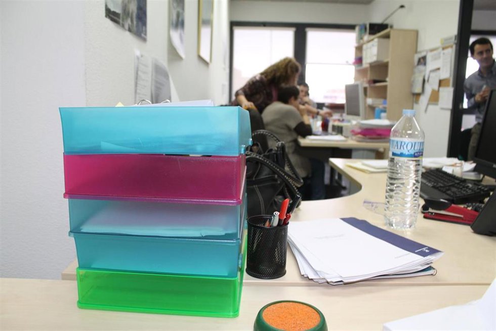 Archivo - Trabajo en oficina, empleados públicos
