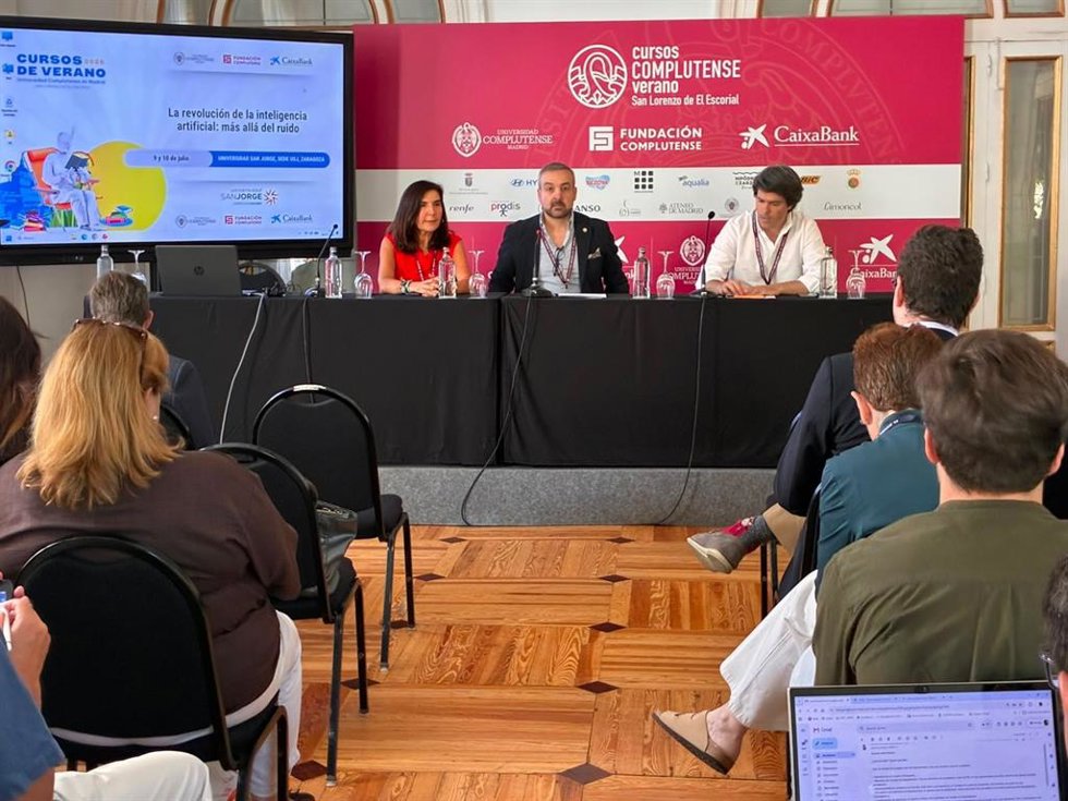 La consejera de Empleo, Empresa y Trabajo Autónomo en funciones, Rocío Blanco, en el Curso de Verano 'La revolución de la Inteligencia Artificial: más allá del ruido', organizado por la Universidad Complutense en El Escorial (Madrid).