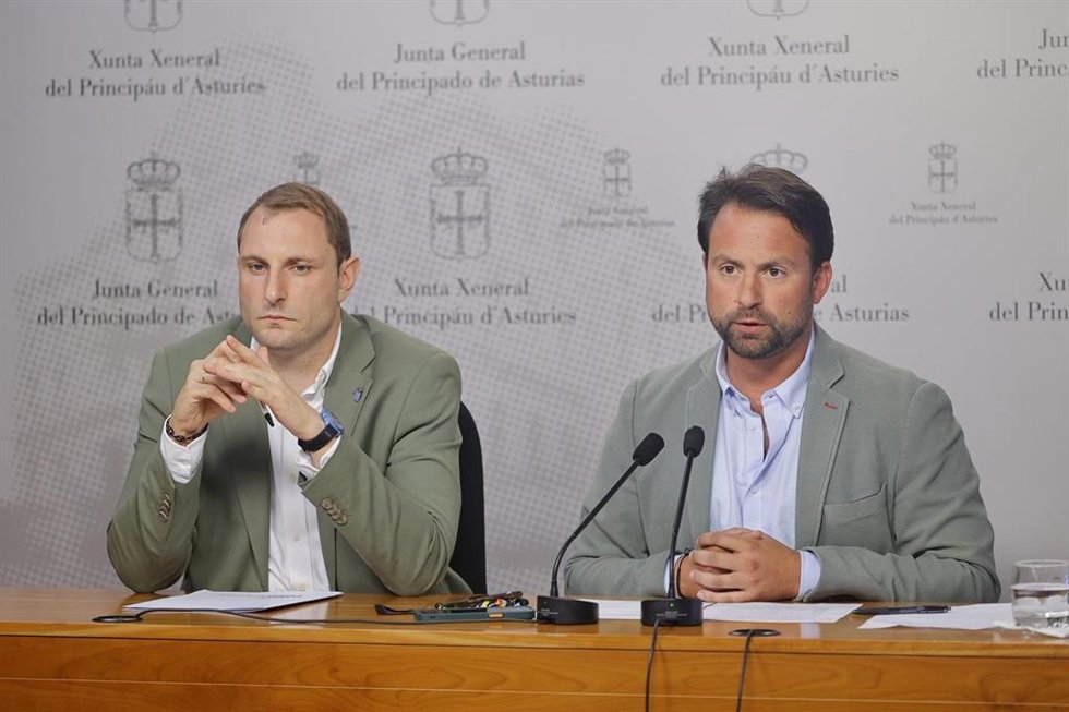 Los portavoces parlamentarios de Foro Asturias y PP, Adrián Pumares y Álvaro Queipo, durante una rueda de prensa en la Junta General.