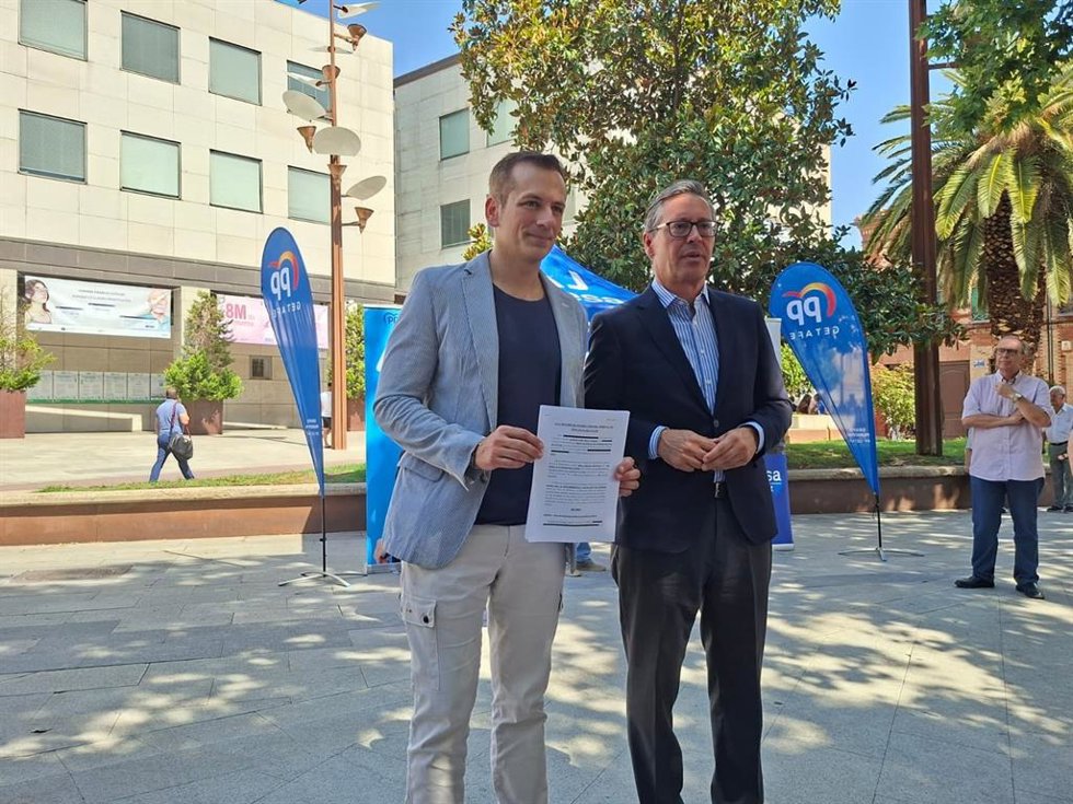 El portavoz del PP de Getafe y candidato a la Alcaldía, José Antonio Mesa, junto al secretario general del PP de Madrid, Alfonso Serrano, presenta la denuncia al concejal de Seguridad getafense por presunto acceso irregular a datos policiales