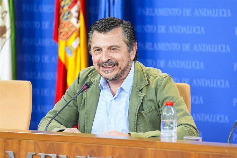 El portavoz del Grupo Parlamentario Popular, Toni Martín, durante la ronda de ruedas de prensa de portavoces de los grupos parlamentarios en el Parlamento de Andalucía.