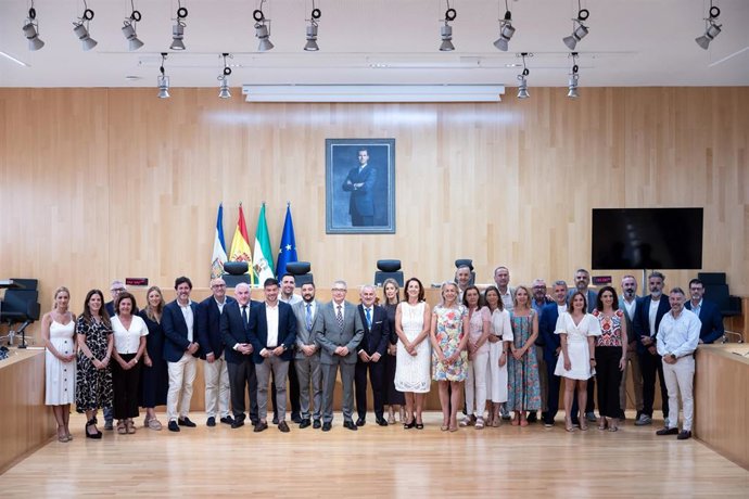 Foto de familia tras la toma de posesión de Jesús María Claros y José Martín como nuevos diputados provinciales