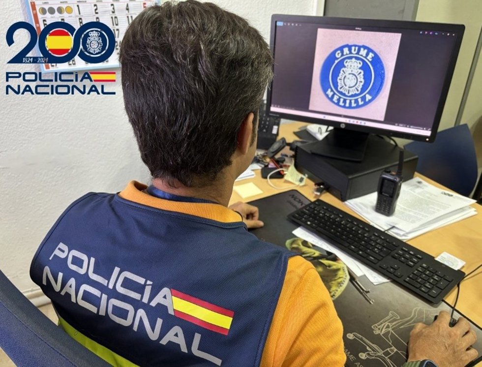 Un agente de la Policía Nacional del Grupo de Menores de Melilla