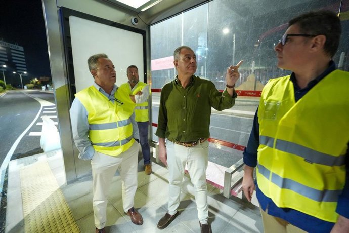 El alcalde de Sevilla, José Luis Sanz, en una parada de Tussam.