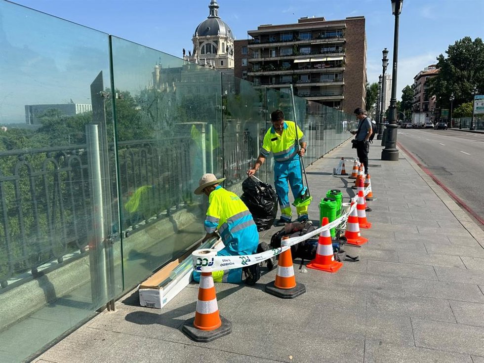 Trabajos de renovación de vinilos en el viaducto de la calle Bailén.