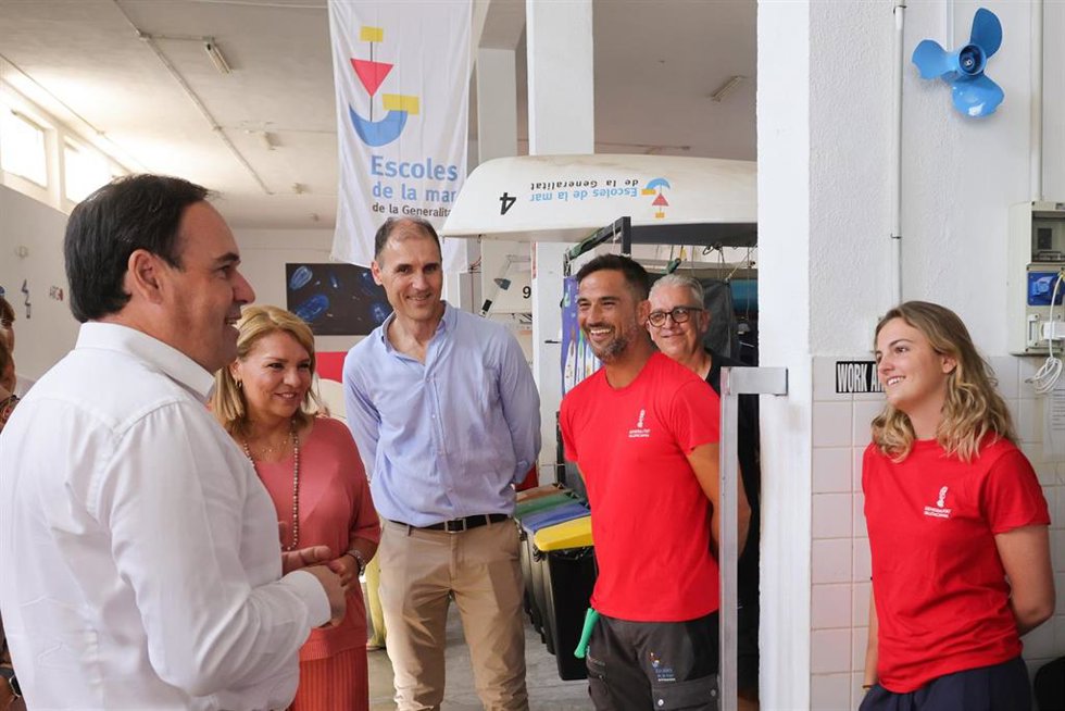 Pérez Llorca en su visita a la 'Escola de la Mar' de Benicàssim