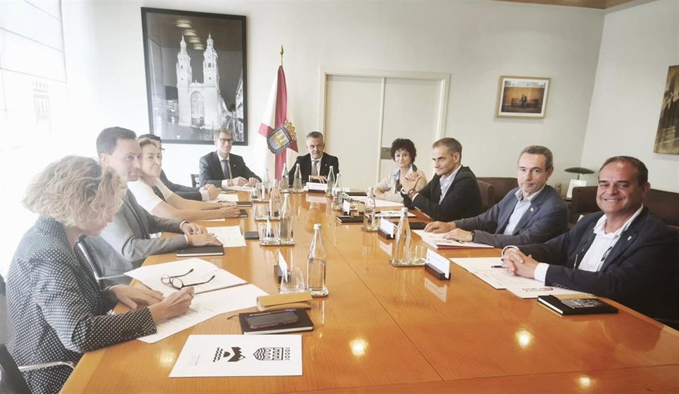 Reunión del Consejo de Capitalidad, previo a la firma del Convenio