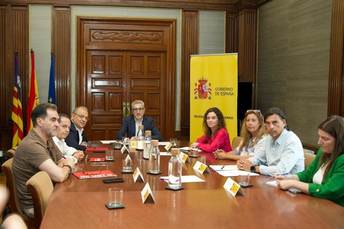 Reunión del ministro de Hacienda, Arcadi España, para presentar el acuerdo de mejora del plus de insularidad de los funcionarios estatales.