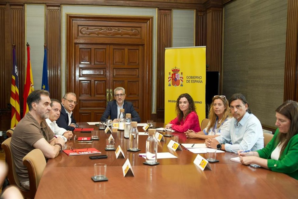 Reunión del ministro de Hacienda, Arcadi España, para presentar el acuerdo de mejora del plus de insularidad de los funcionarios estatales.