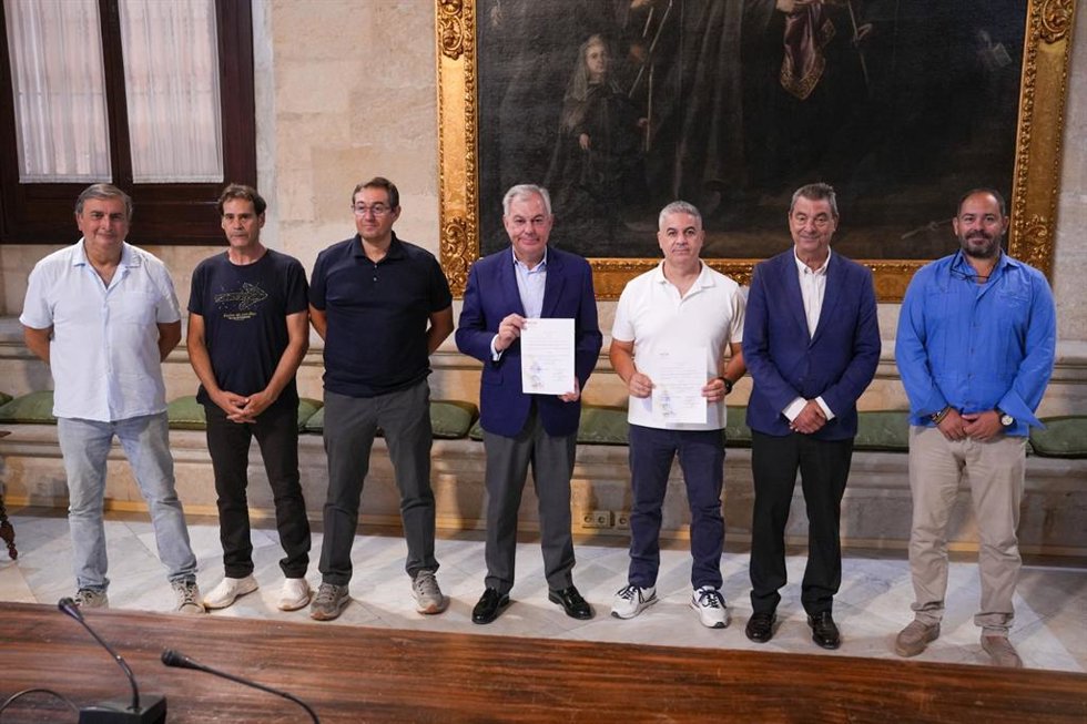 El alcalde de Sevilla, José Luis Sanz, en la firma del convenio con Secciones Sindicales para regular el teletrabajo en el Consistorio.