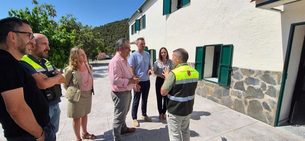 El consejero de Medio Ambiente, Industria, Universidades, Investigación y Mar Menor, Juan María Vázquez, junto con el alcalde de Caravaca de la Cruz, José Francisco García, durante la visita de la obra de rehabilitación de la base