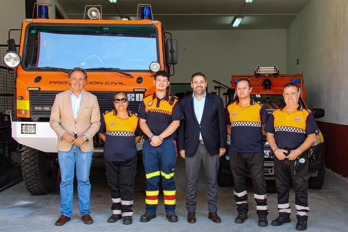 El presidente del Partido Popular de Castilla-La Mancha, Paco Núñez, visita las nuevas instalaciones de la Agrupación Local de Protección Civil de El Casar de Escalona.