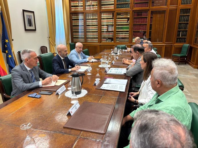 El Gobierno, empresarios de Málaga y organizaciones empresariales de la Axarquía en una reunión
