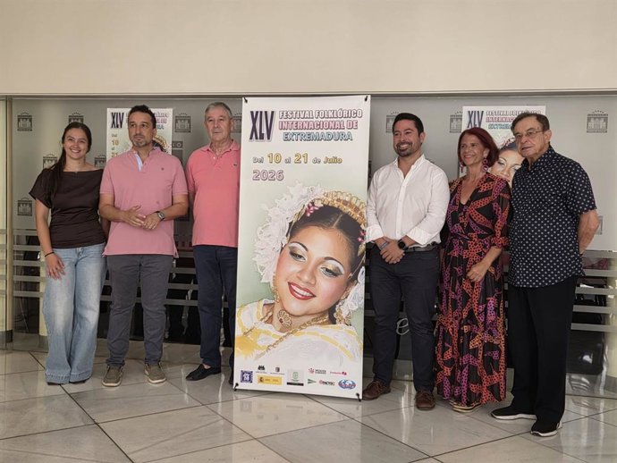 Autoridades en la presentación del 45º Festival Folklórico Internacional de Extremadura 2026