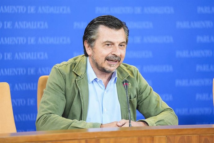 El portavoz del Grupo Parlamentario Popular, Toni Martín, durante la ronda de ruedas de prensa de portavoces de los grupos parlamentarios en el Parlamento de Andalucía. 