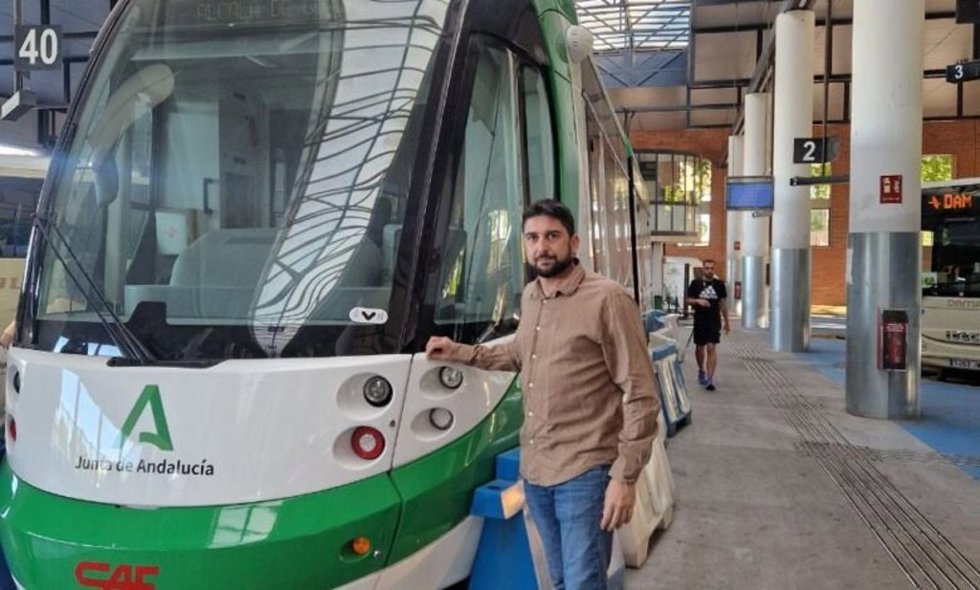 El portavoz municipal de IU, en una estación de transporte metropolitano
