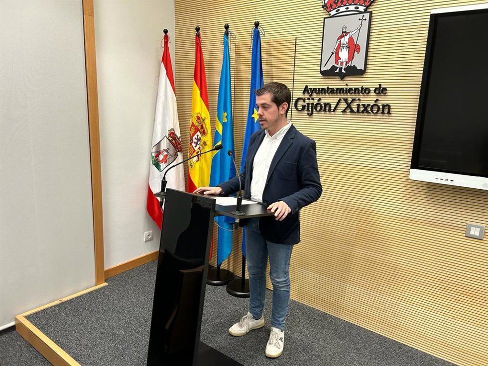 Archivo - Rueda de prensa del portavoz del Grupo Municipal Izquierda Unida - Más País - Izquierda Asturiana en Gijón, Javier Suárez Llana.