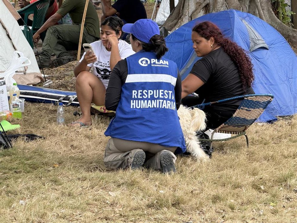 Personal de Plan Internacional atiende a personas afectadas por los terremotos de Venezuela.