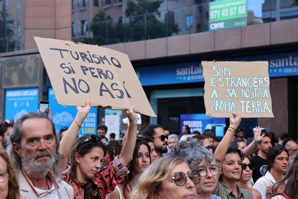 Archivo - Decenas de personas durante una manifestación contra la masificación turística