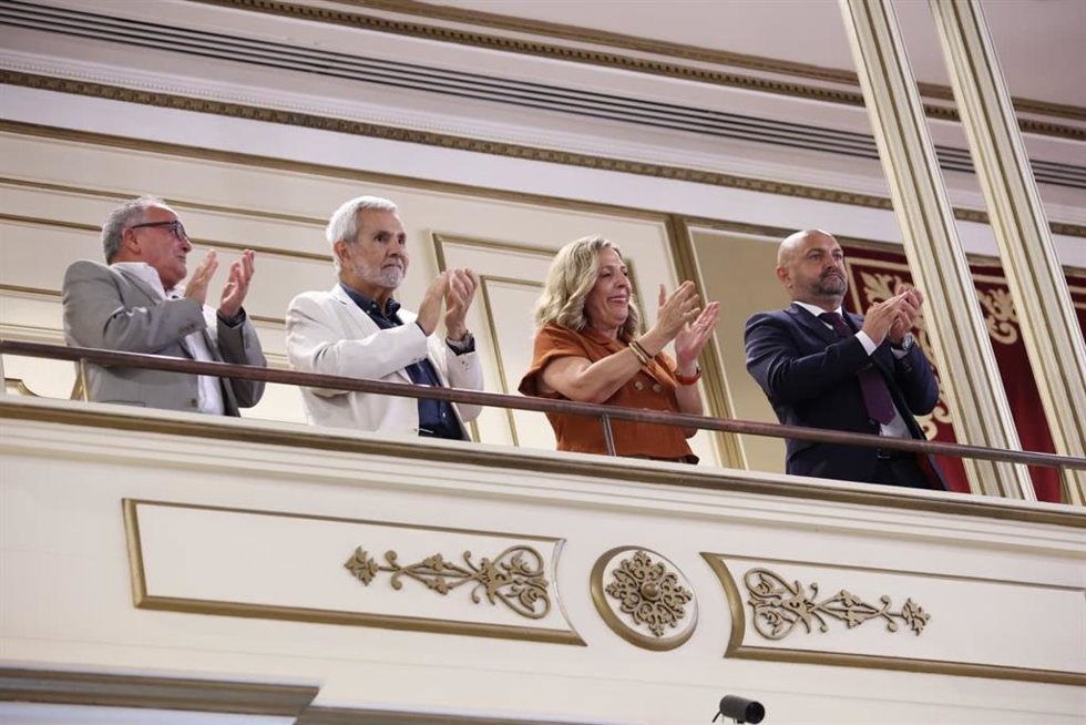 Representantes de la Asociación de Municipios Turísticos de Canarias celebran la aprobación de la ley en el Parlamento