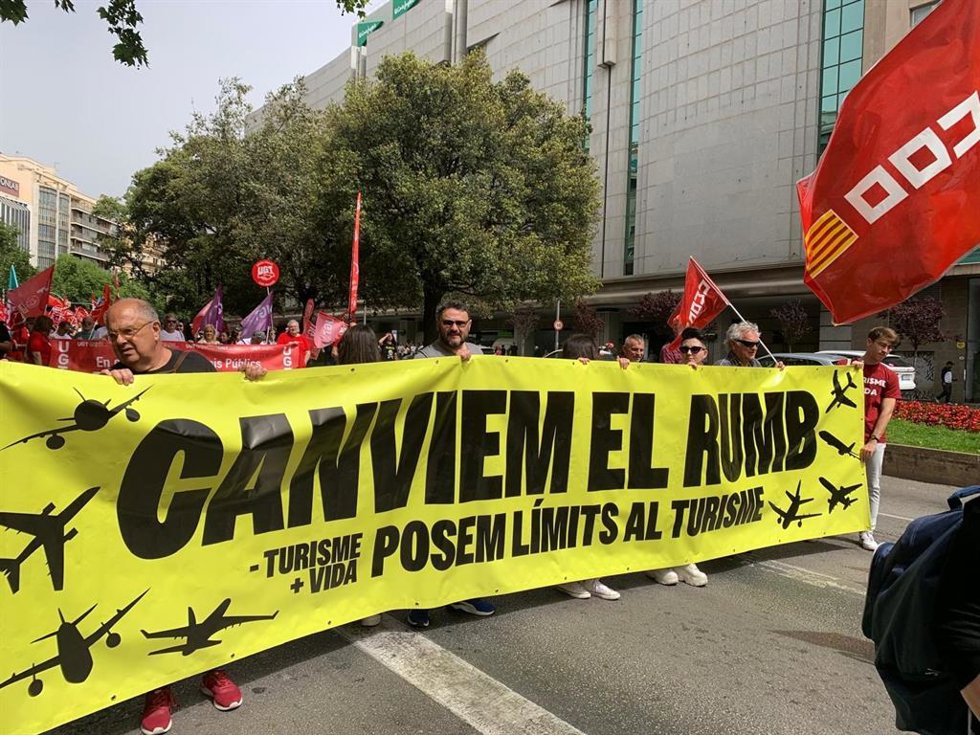 Archivo - Pancarta contra el modelo turístico en una manifestación.