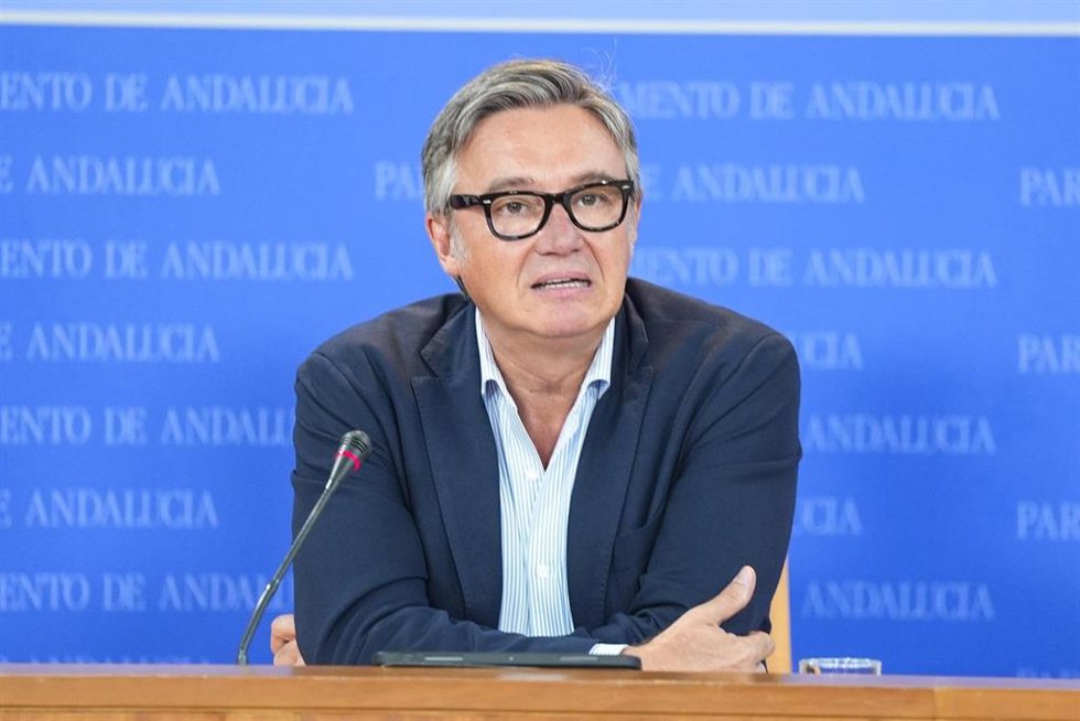 El portavoz del Grupo Parlamentario VOX, Manuel Gavira, durante la ronda de ruedas de prensa de portavoces de los grupos parlamentarios en el Parlamento de Andalucía. A 8 de julio de 2026 en Sevilla (Andalucía, España). Los portavoces de los grupos parlam