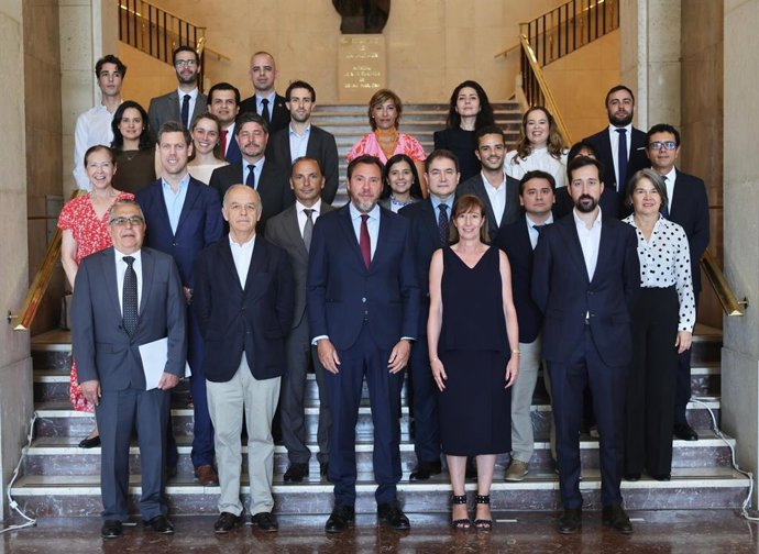 El ministro de Transportes y Movilidad Sostenible, Óscar Puente, junto a representantes de países iberoamericanos en el marco de una reunión para abordar la IX Conferencia Iberoamericana Ministerial de Transportes.