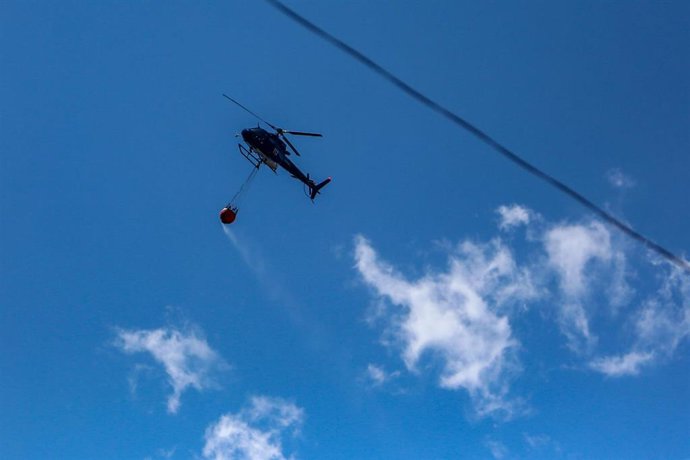 Archivo - Un helicóptero transporta agua (archivo)