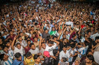 07 July 2026, Bangladesh, Dhaka: Numerous fans of the Argentine national soccer team cheer after Argentina scores a goal during the 2026 FIFA World Cup Round of 16 match between Argentina and Egypt at Atlanta Stadium. 