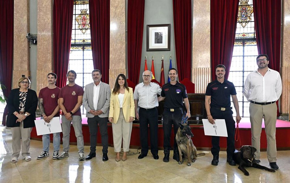 Los bomberos y perros del SEIS del Ayuntamiento de Murcia que han colaborado con Venezuela han sido recibidos por la alcaldesa junto a los que se marchan