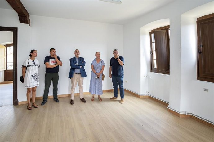 Inaugurada la reparación de las antiguas escuelas de Udalla