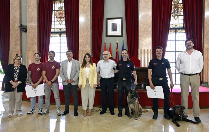 Los bomberos y perros del SEIS del Ayuntamiento de Murcia que han colaborado con Venezuela han sido recibidos por la alcaldesa junto a los que se marchan