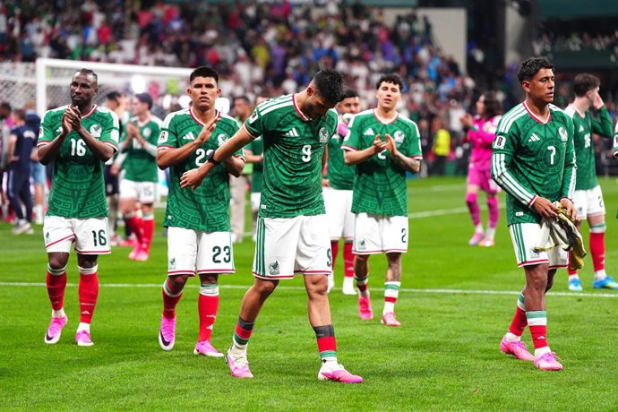 05 July 2026, Mexico, Mexico City: Mexico's Raul Jimenez (C) and team-mates applaud the fans following defeat in the 2026 FIFA World Cup Round of 16 knockout match between England and Mexico at Mexico City Stadium. Photo: Bradley Collyer/PA Wire/dpa
