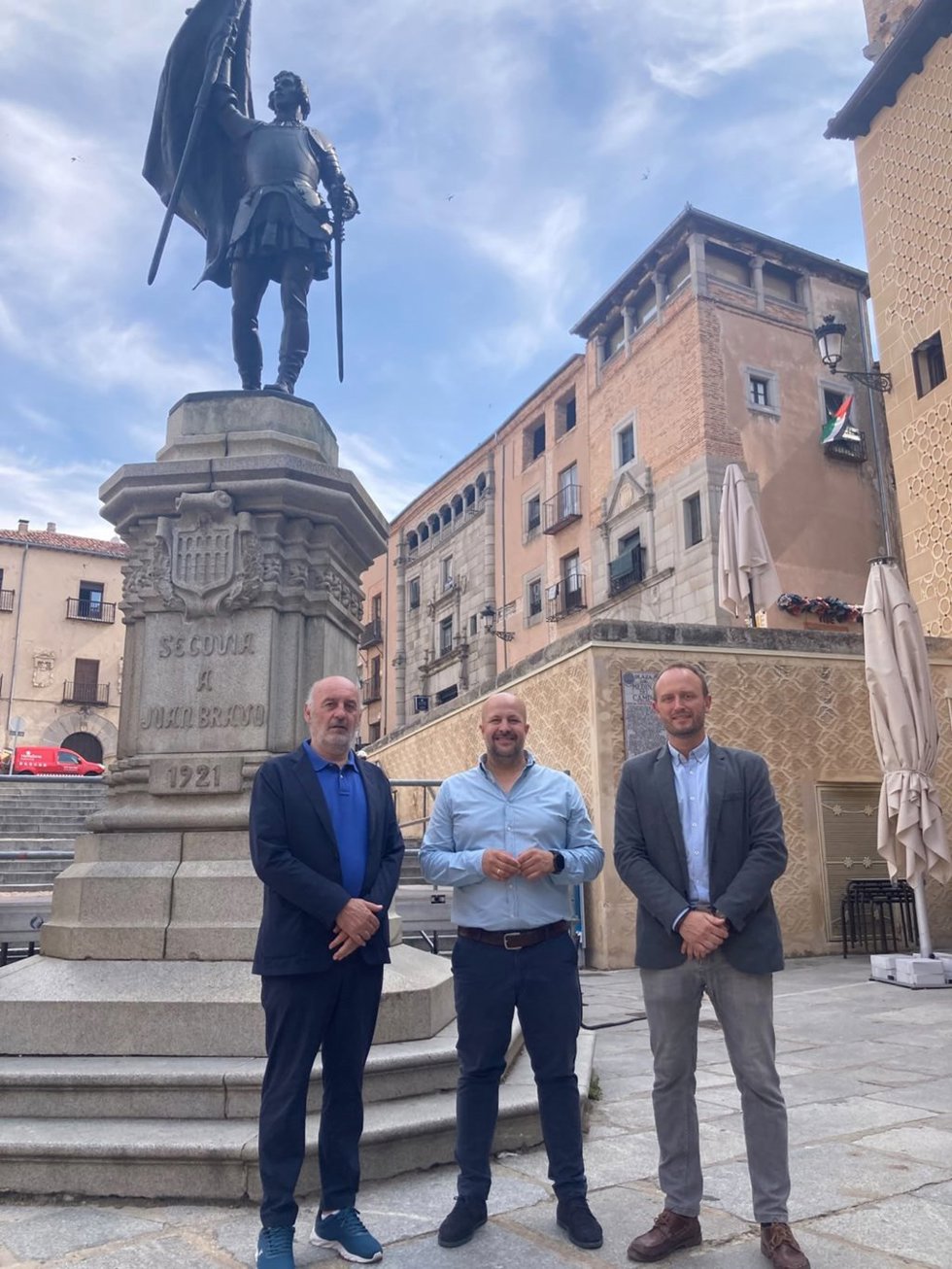 El director del Campus, David Gil (izada), el concejal de Deportes, Jesús Garrido, y el embajador del Real Madrid. Ricardo Gallego