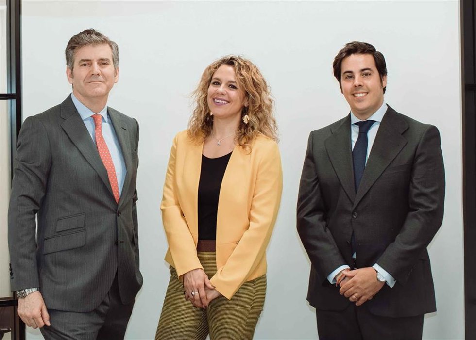 Archivo - Gonzalo Ramón-Borja, director general para España de Swisscanto (i); Rosa del Blanco, asesora sénior de Marketing y Comunicación (c); y Antonio Feito, vicepresidente de ventas (d).