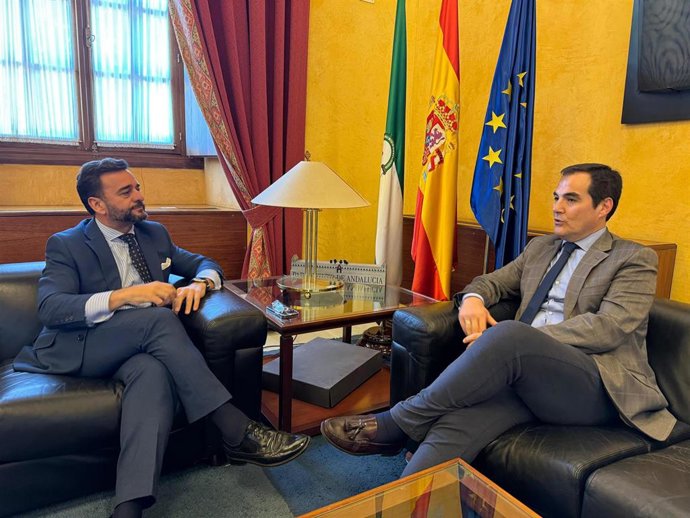 El concejero de Justicia, Administración Local y Función Pública en funciones, José Antonio Nieto, con el presidente de la Cámara de Cuentas, Manuel Alejandro Cardenete.